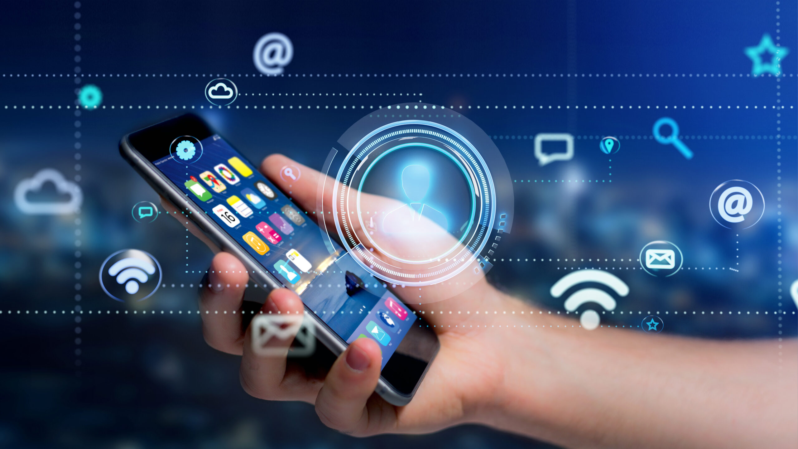 Main tenant un smartphone avec des symboles numériques – Applications mobiles professionnelles pour ERP et FSM d'Actricity